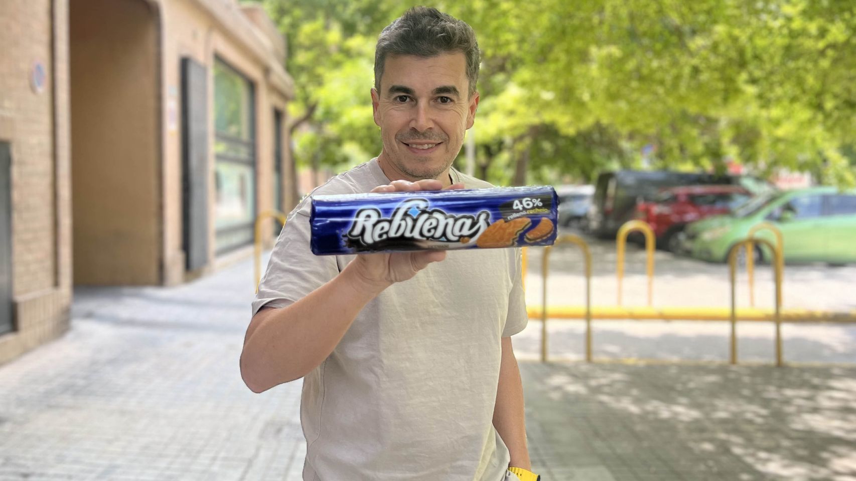 Richard Morla mostrando un paquete de galletas Rebuenas