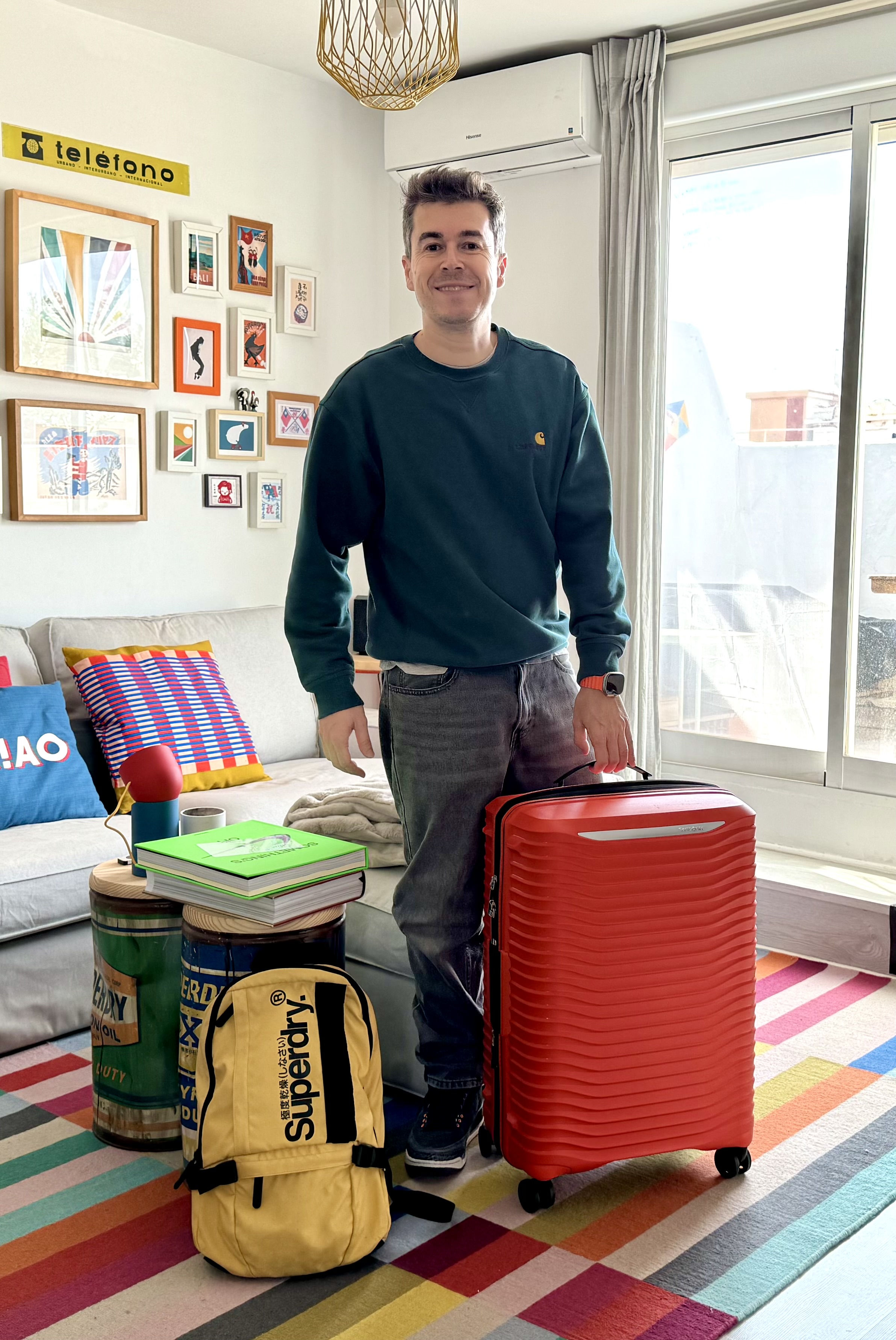 Richard Morla junto a una maleta roja antes de un viaje